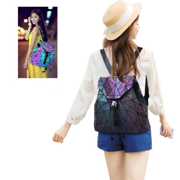 🔥 1 LEFT Light Reflective Backpack 🔥 - Picture 8 of 10